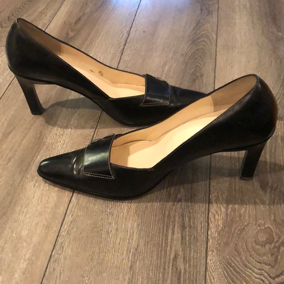 Pointed heels with button accent - Picture 3 of 5